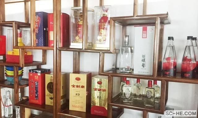 四川何氏一行企业家参观成都酒业商会