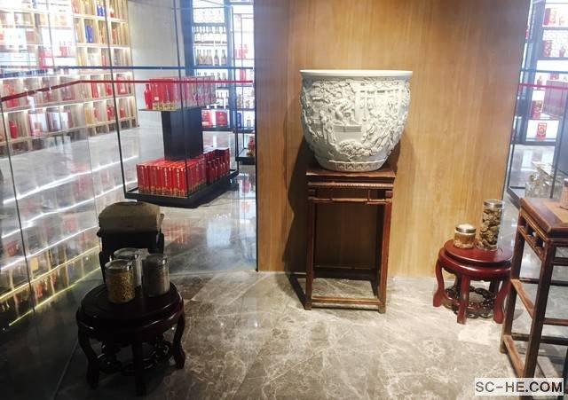 四川何氏一行企业家参观成都酒业商会