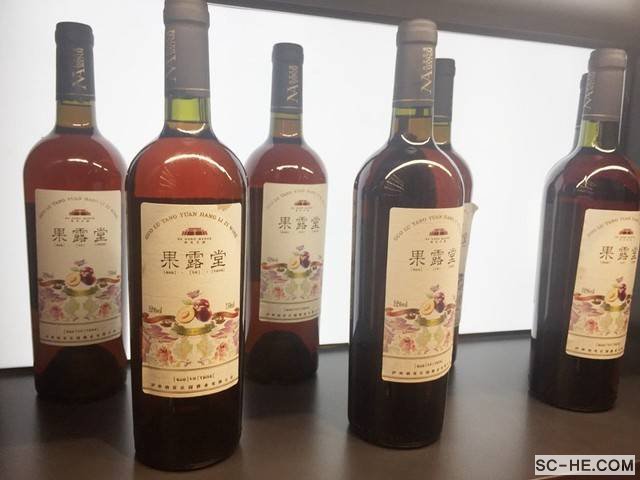 四川何氏一行企业家参观成都酒业商会